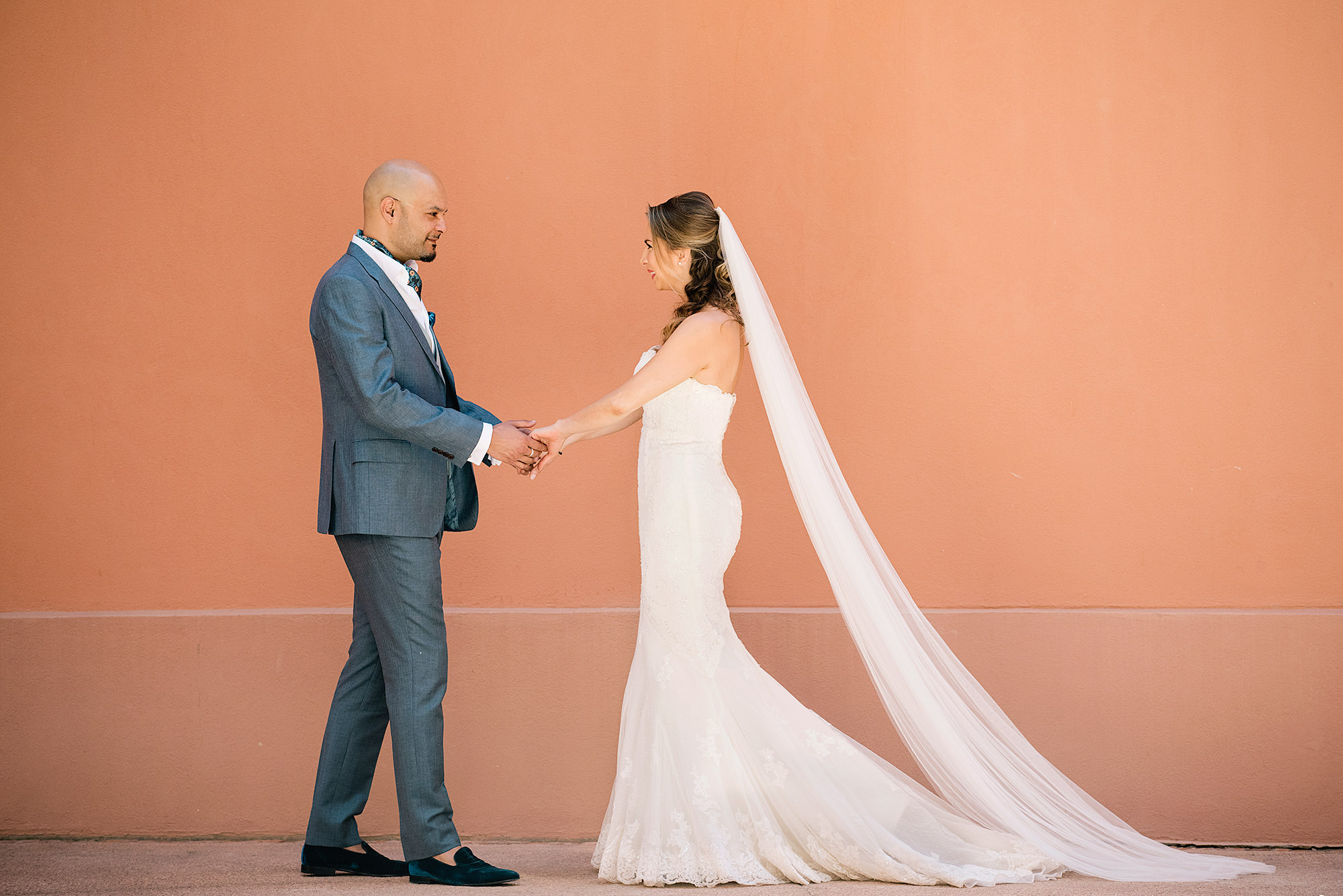 first-look-bride-and-groom-destination-wedding-morocco_mini